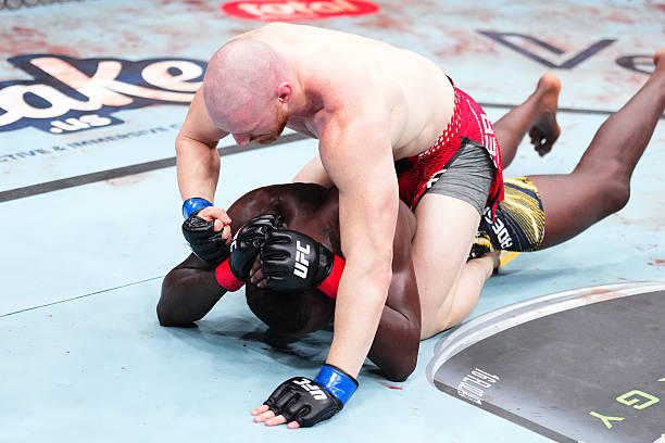 Steunbetuigingen voor Israel Adesanya na verlies in UFC Seattle Steunbetuigingen voor Israel Adesanya na verlies in UFC Seattle