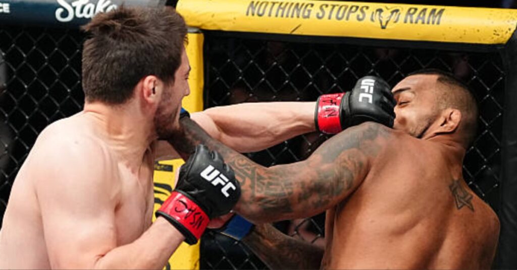 Abdul Rakhman Yakhyaev verslaat Brendson Ribeiro via rear-naked choke op UFC Vegas 115